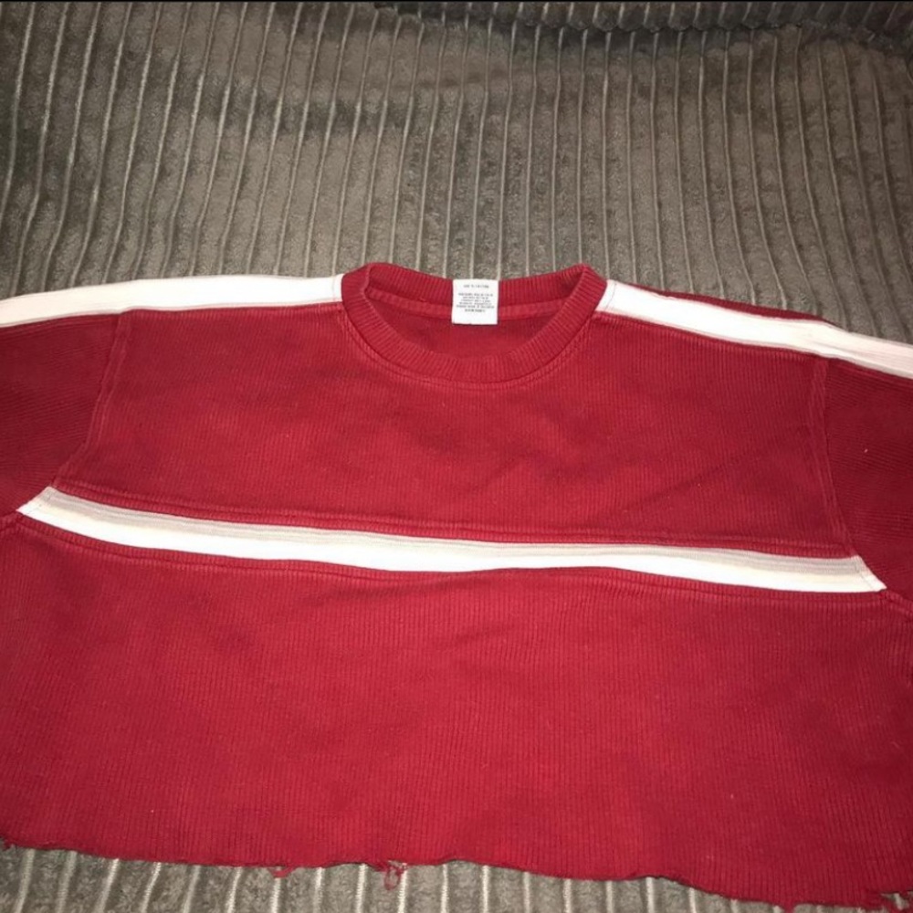 Red cropped Long sleeve shirt🎈 
Size: M
Price: $12